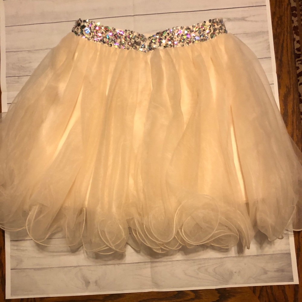NWOT TULLE RUFFLED LAYERED SKIRT WITH BEADING BELT